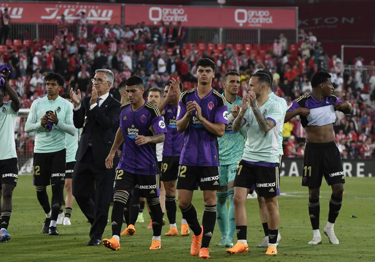 Los jugadores del Valladolid aplauden a la afición desplazada a Almería.