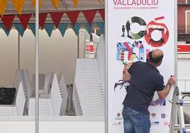 Preparativos en las casetas para la Feria del Libro de Valladolid.