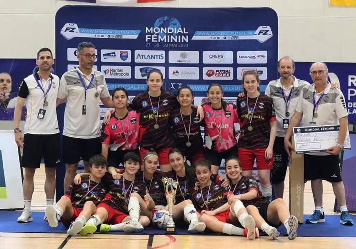 Plantilla y cuerpo técnico del Segosala femenino, tras la disputa de la final.