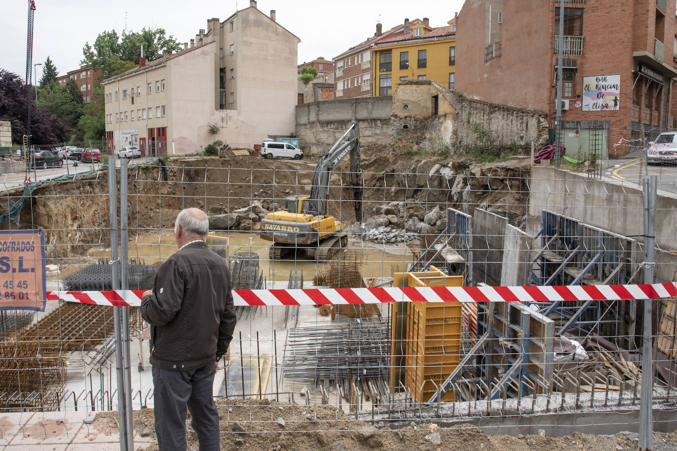 Un hombre observa la ejecución de las obras de las 31 viviendas en Vía Roma.