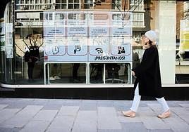 Una mujer pasa por una oficina del SEPE, el 2 de marzo de 2023.