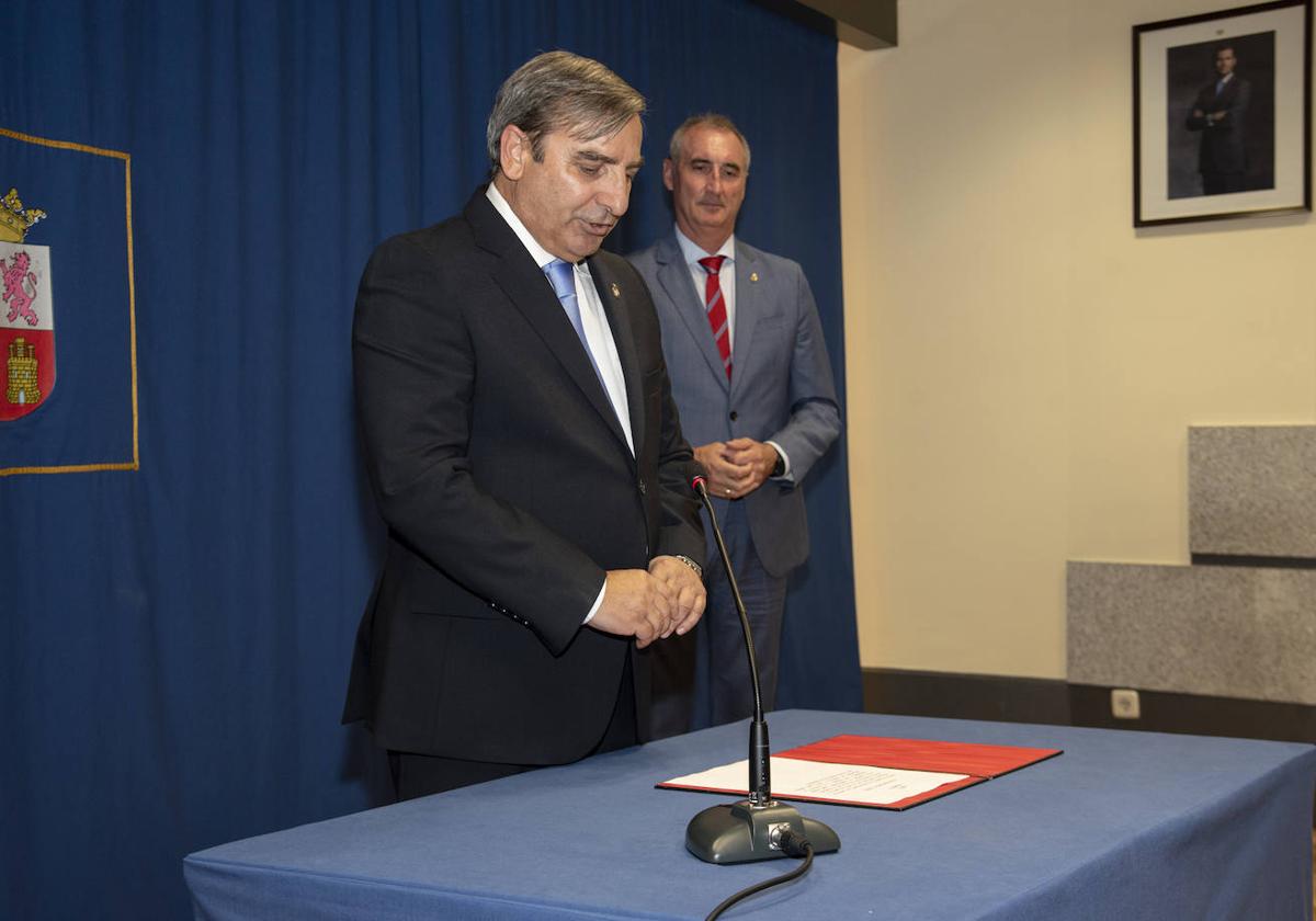 El nuevo delegado de la Junta en Segovia, José Luis Sanz Merino, jura el cargo.