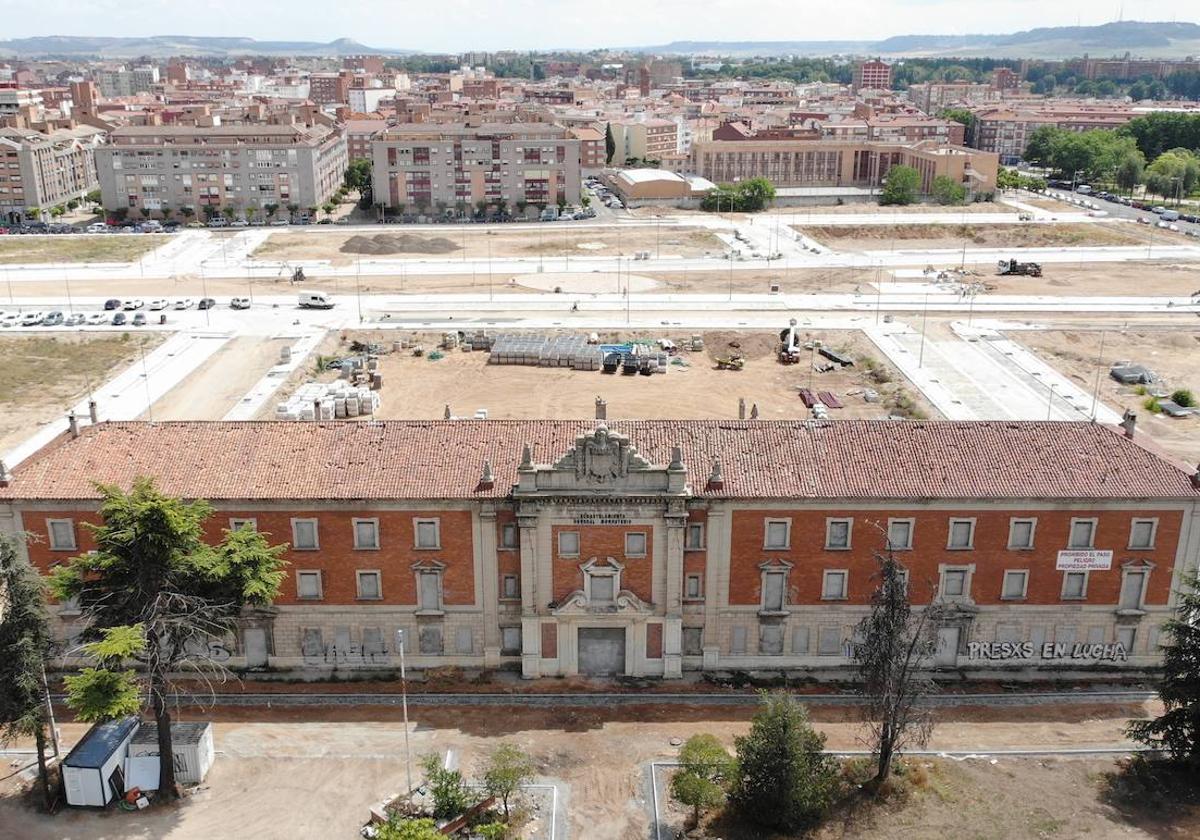 El inmueble del antiguo cuartel General Monasterio que está a la venta junto al Arco de Ladrillo.