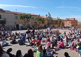 Alumnos, profesores y familia, compartieron un rato de lectura en silencio en la Plaza Mayor
