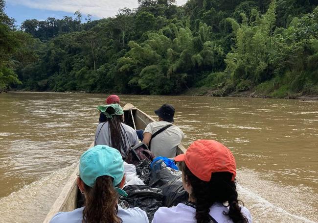 Viaje en canoa hasta las comunidades más adentradas en la selva.