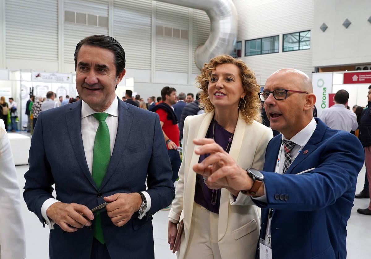 El consejero Juan Carlos Suárez-Quiñones, la directora de Vivienda, María Pardo, y el presidente del Colegio de Administradores de Fincas de Valladolid, Salvador Díez Lloris.