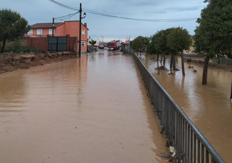 Calle anegada en Berrueces por la tromba del jueves en una imagen tomada por los Bomberos de la Diputación.