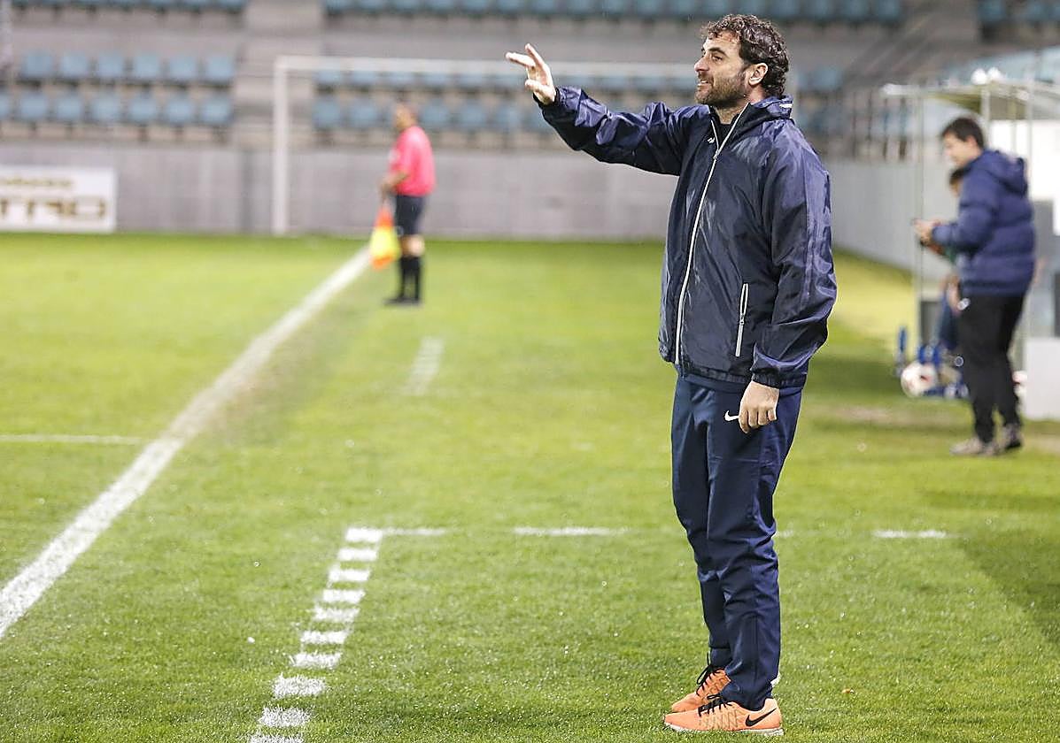 El técnico burgalés dirige al Almazán.