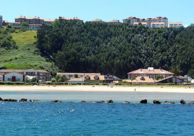 Playa ubicada en pleno parque paisajístico de La Ribera.