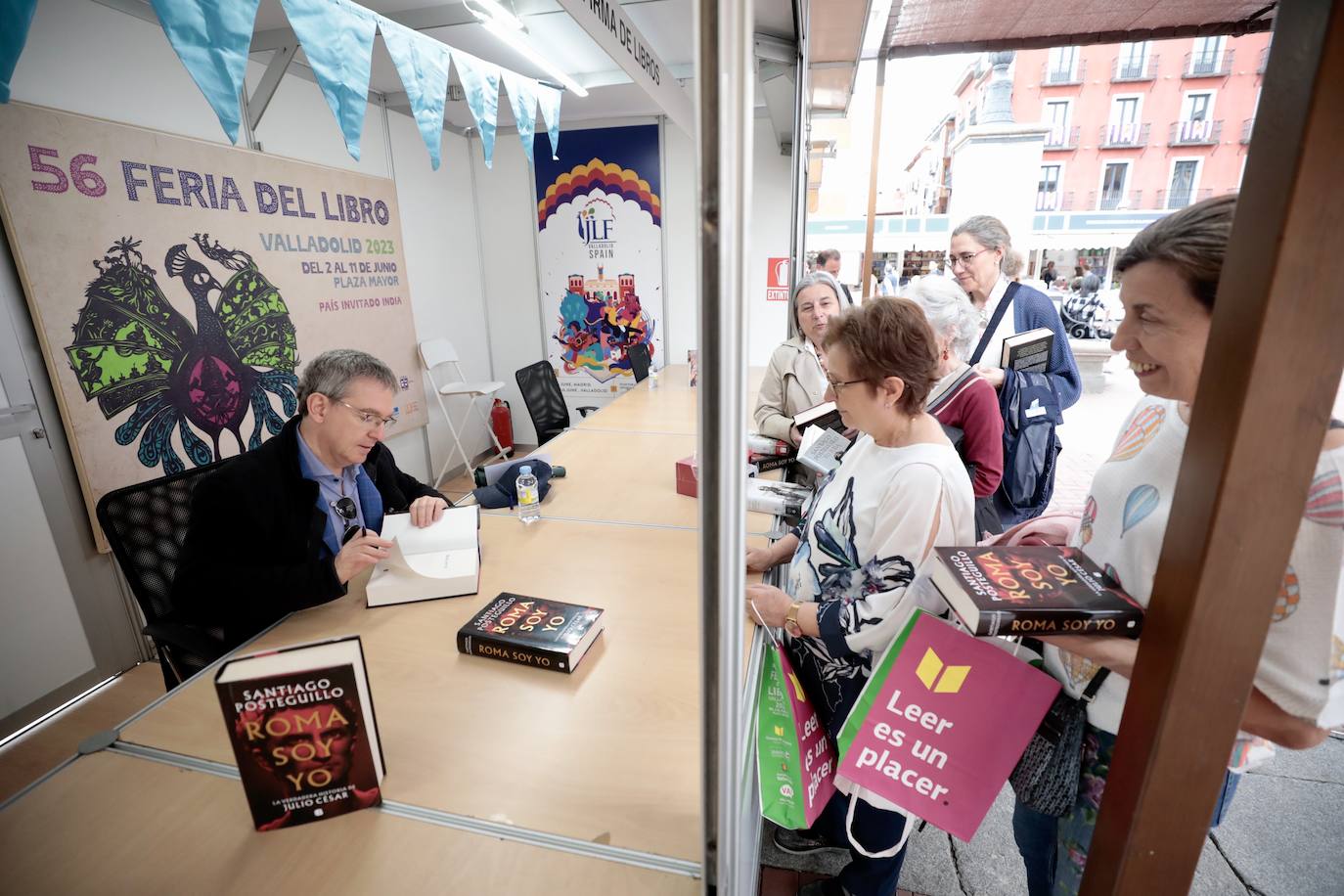 El escritor Santiago Posteguillo firma sus obras en la Feria del Libro de Valladolid