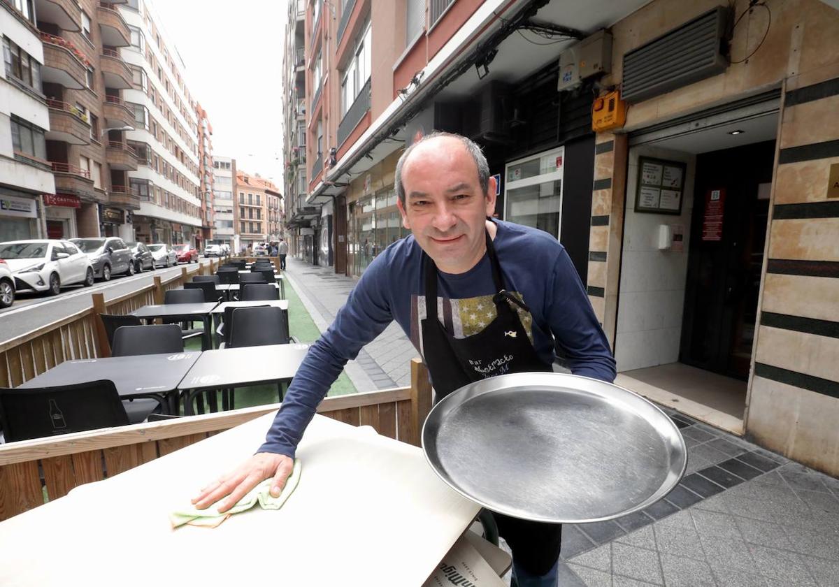 José Manuel Ramos, en la terraza de su bar, el Abstracto.