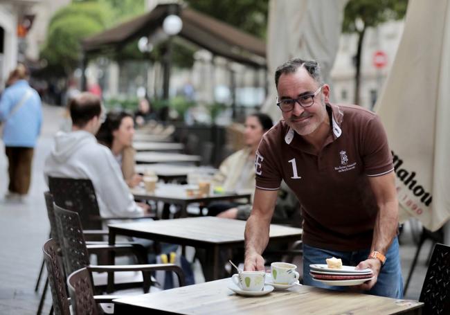 Pablo Pérez, en la terraza de su bar, La Central.