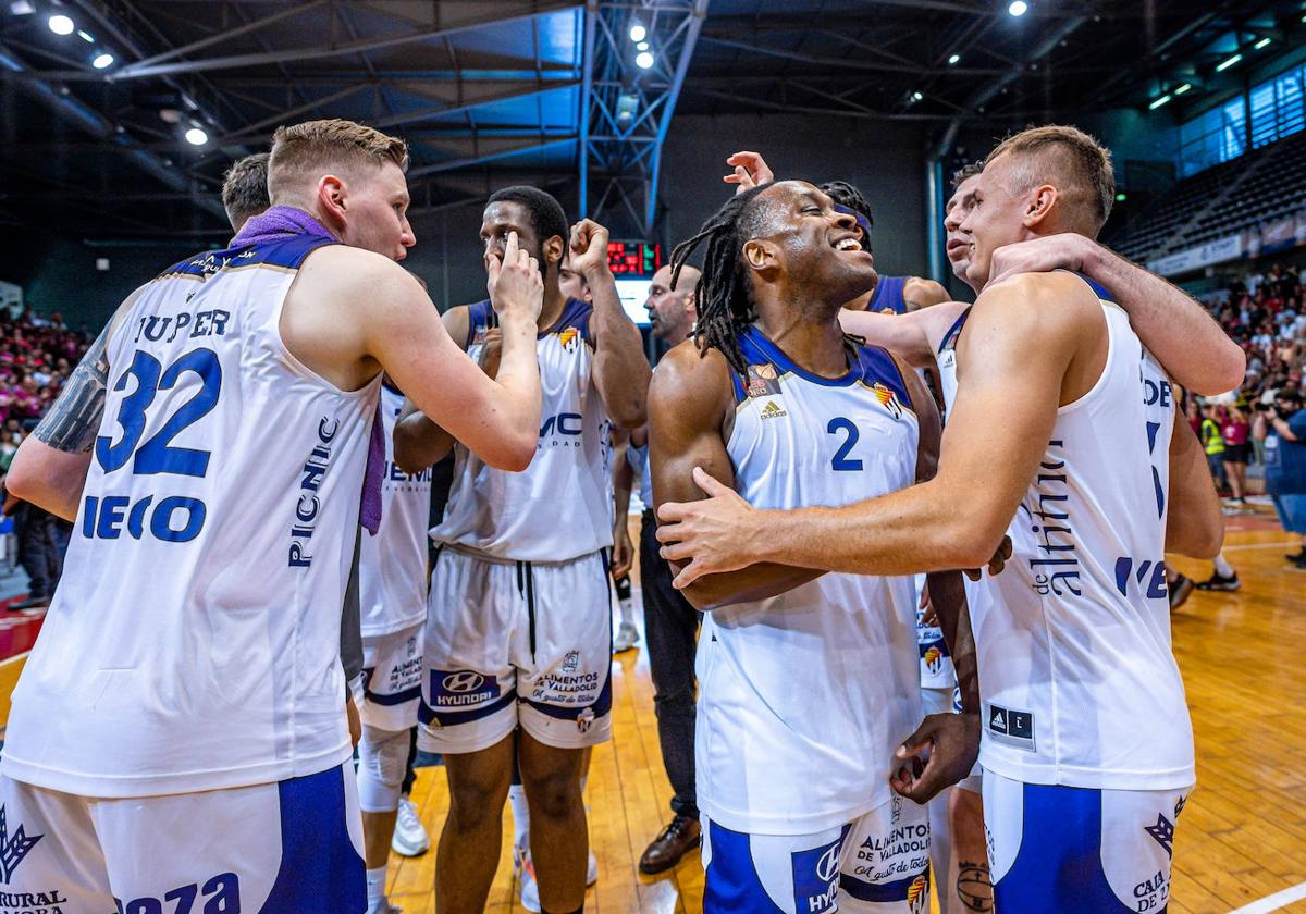 Los jugadores del UEMC Real Valladolid celebran el triunfo a pie de pista en el Barris Nord.