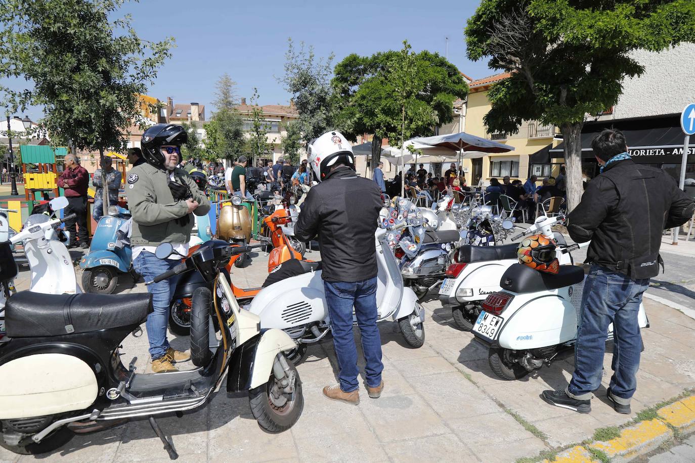 Concentración de Vespas y Lambrettas en Peñafiel