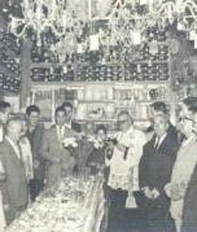 Imagen secundaria 2 - Arriba, fachada de La Cocina Económica en su ubicación en la Plaza del Corrillo. Abajo, José Antonio Sigüenza y su mujer, Sara Almiñana, frente a la tienda de la calle Platerías. A la derecha, inauguración del local de la plaza del Corrillo en 1961.