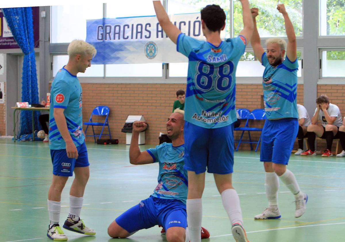 Alvarito celebra uno de los tantos conseguidos en la ida del play-off por el ascenso.