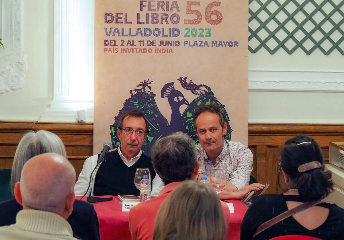 Tomás Sánchez Santiago y el editor Héctor Escobar en el Círculo de Recreo.