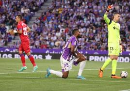 Larin se lamenta de una acciòn ante David Soria en el Real Valladolid-Getafe de este domingo.