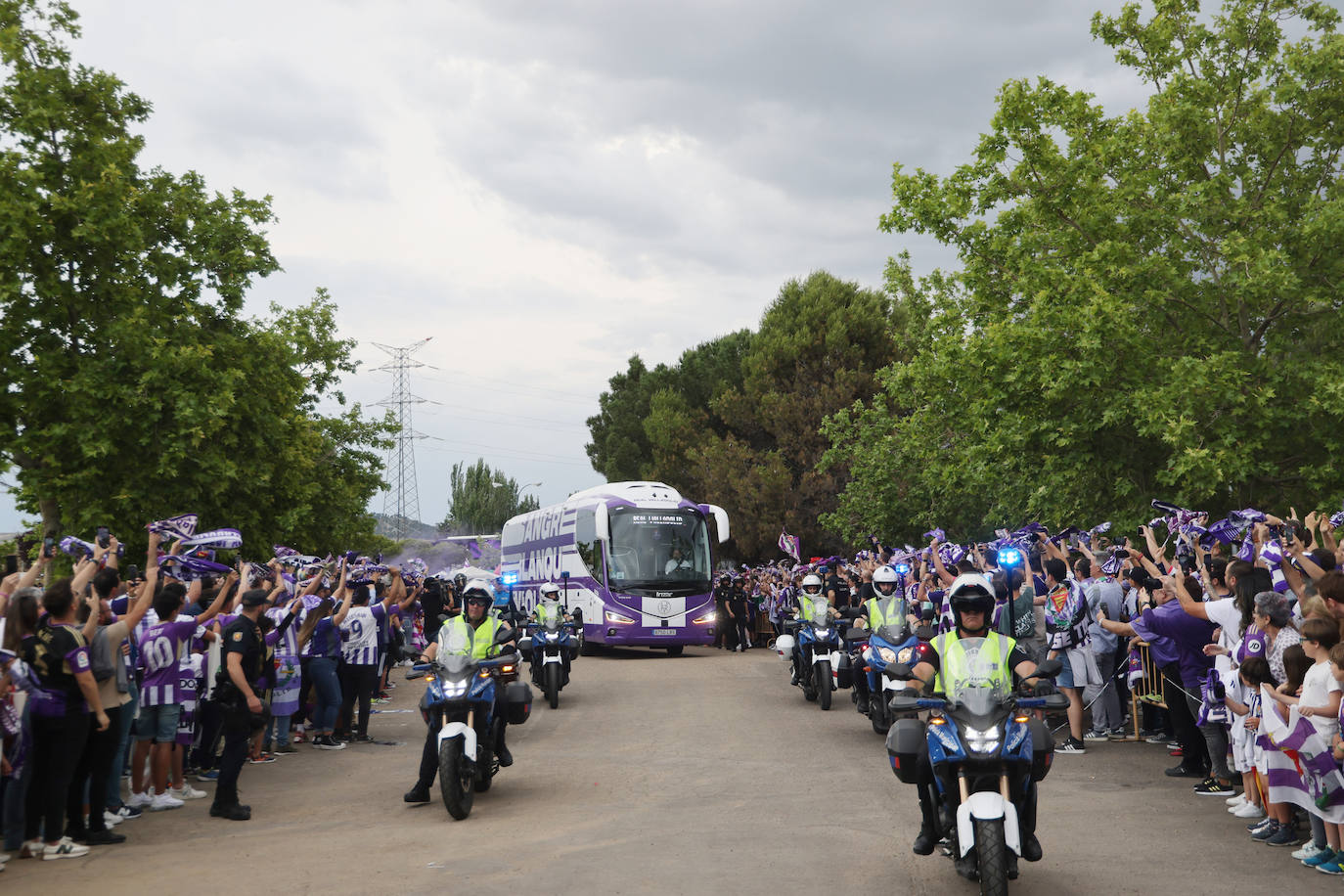 Los jugadores llegan a Zorrilla con un espectacular recibimiento de la afición