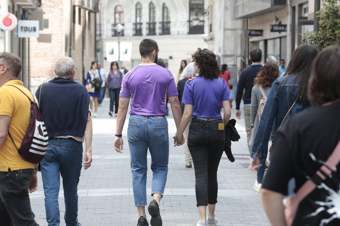 Dos aficionados del Real Valladolid pasean por el centro de la ciudad con la camiseta del equipo.