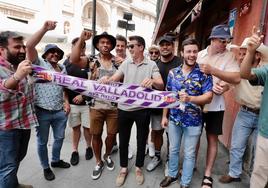 Los aficionados del Real Valladolid calientan motores en un bar de la ciudad