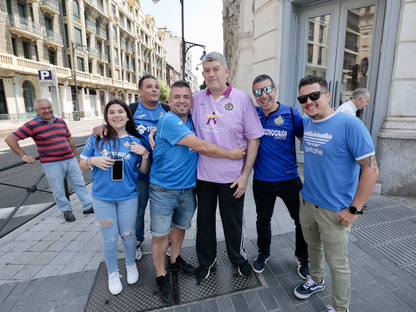 Aficionados del Getafe y del Real Valladolid se juntan en las horas previas al partido.