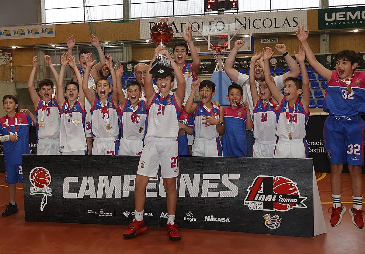 Los campeones de Filipenses celebran el triunfo, este domingo en el pabellón de Villamuriel.