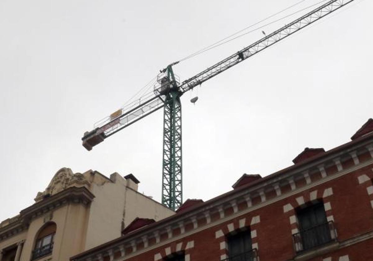 Una grúa situada en uno de los edificios de la calle Constitución.