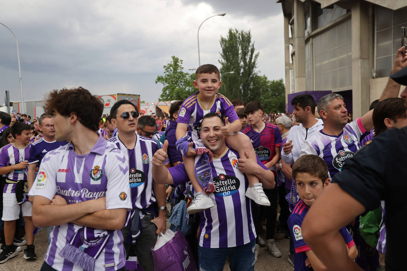 Los jugadores llegan a Zorrilla con un espectacular recibimiento de la afición