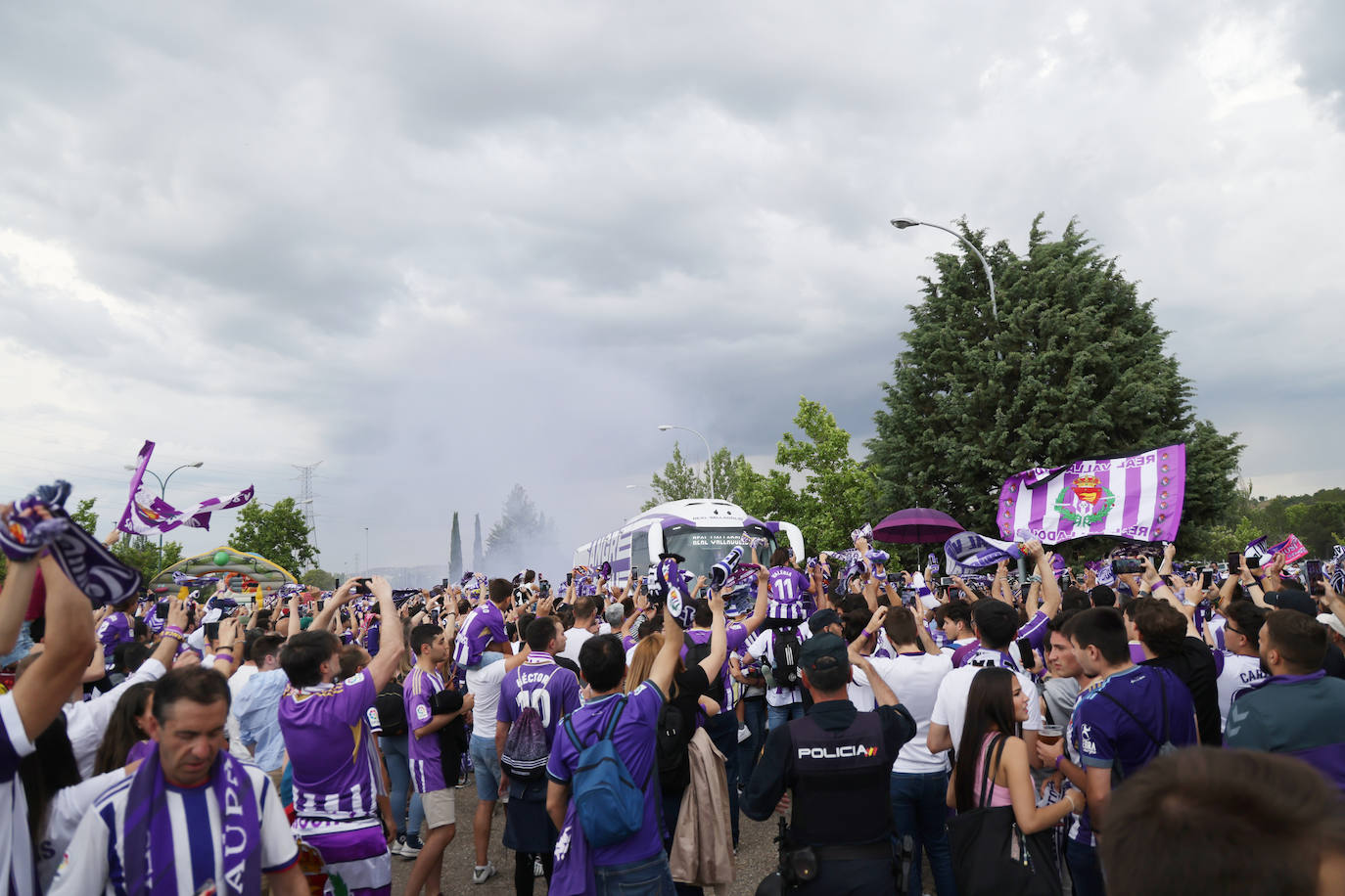 Los jugadores llegan a Zorrilla con un espectacular recibimiento de la afición