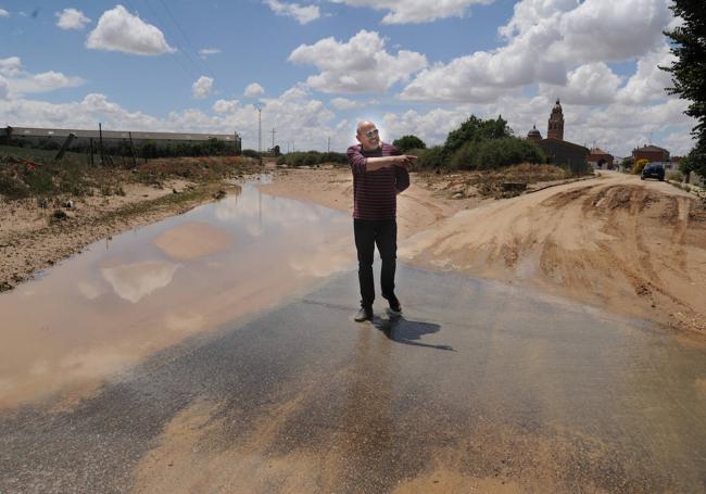 Carlos Mangas, alcalde de Alaejos, muestra el rastro que dejó la avenida de agua que anegó parte del municipio.