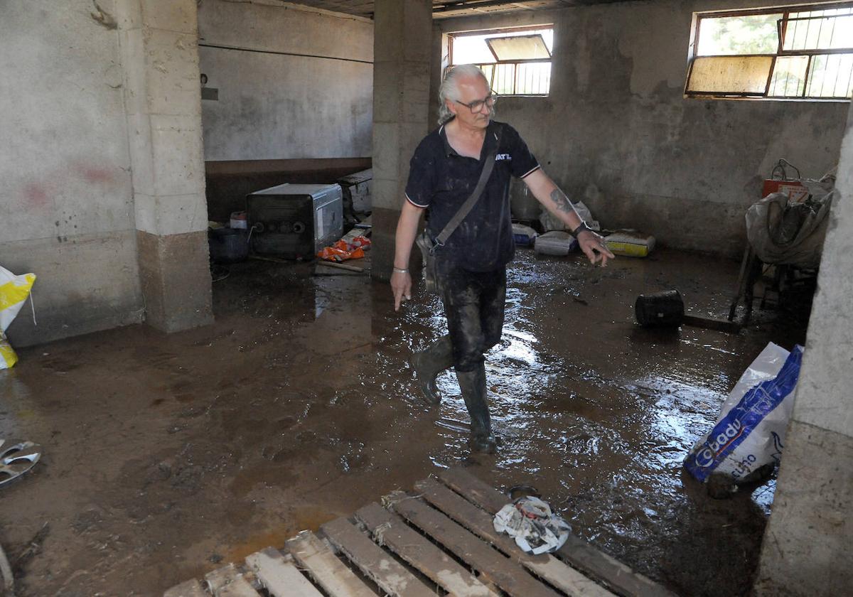 Labores de limpieza en una nave almacén que anegó el agua en Alaejos.