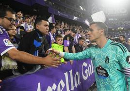 Un abatido Masip saluda a los aficionados del Real Valladolid tras el descenso a Segunda.