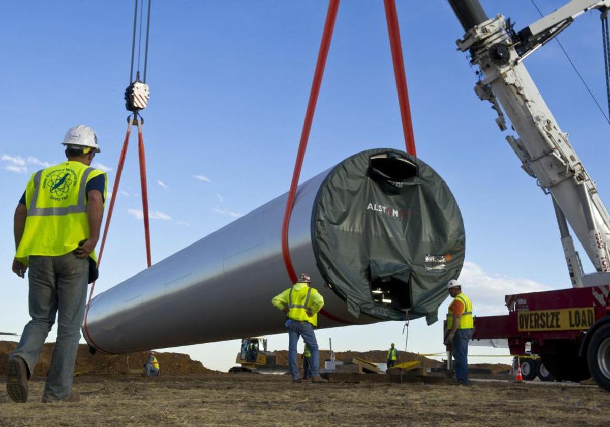 Trabajos de instalación de un aerogenerador.