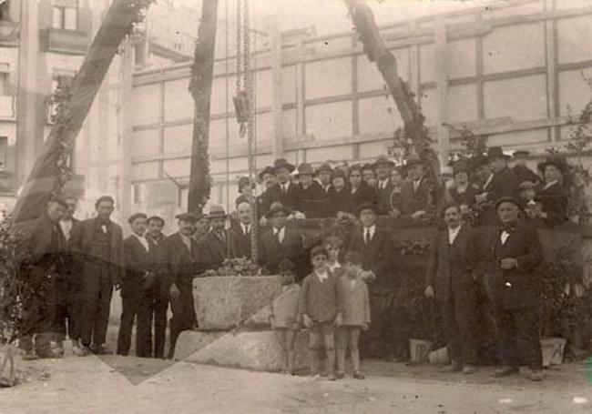 Colocación el 27 de marzo de 1927 de la primera piedra del edificio que alberga hoy el colegio Antonio García Quintana.