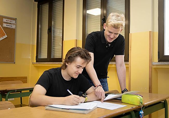 José Ignacio Gago imparte en estos días clase de apoyo de química para los estudiantes de 2º de Bachillerato de Teresianas