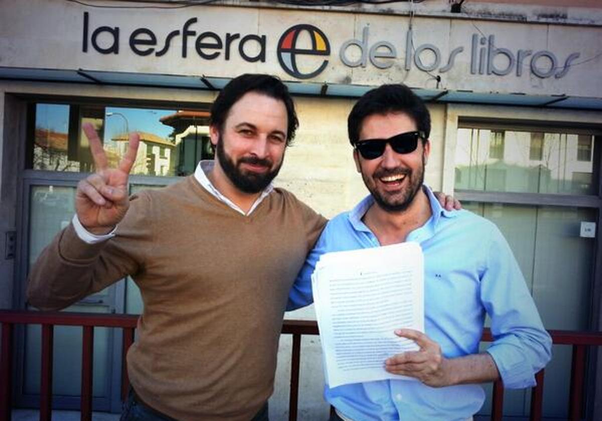 Foto publicada por Santiago Abascal en su perfil de Twitter el día 17 de marzo de 2014, cuando él y Gonzalo Altozano entregaron el manuscrito de su biografía 'No me rindo'.