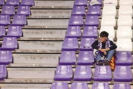 Un aficionado no puede contener el llanto tras descender el Real Valladolid a segunda.