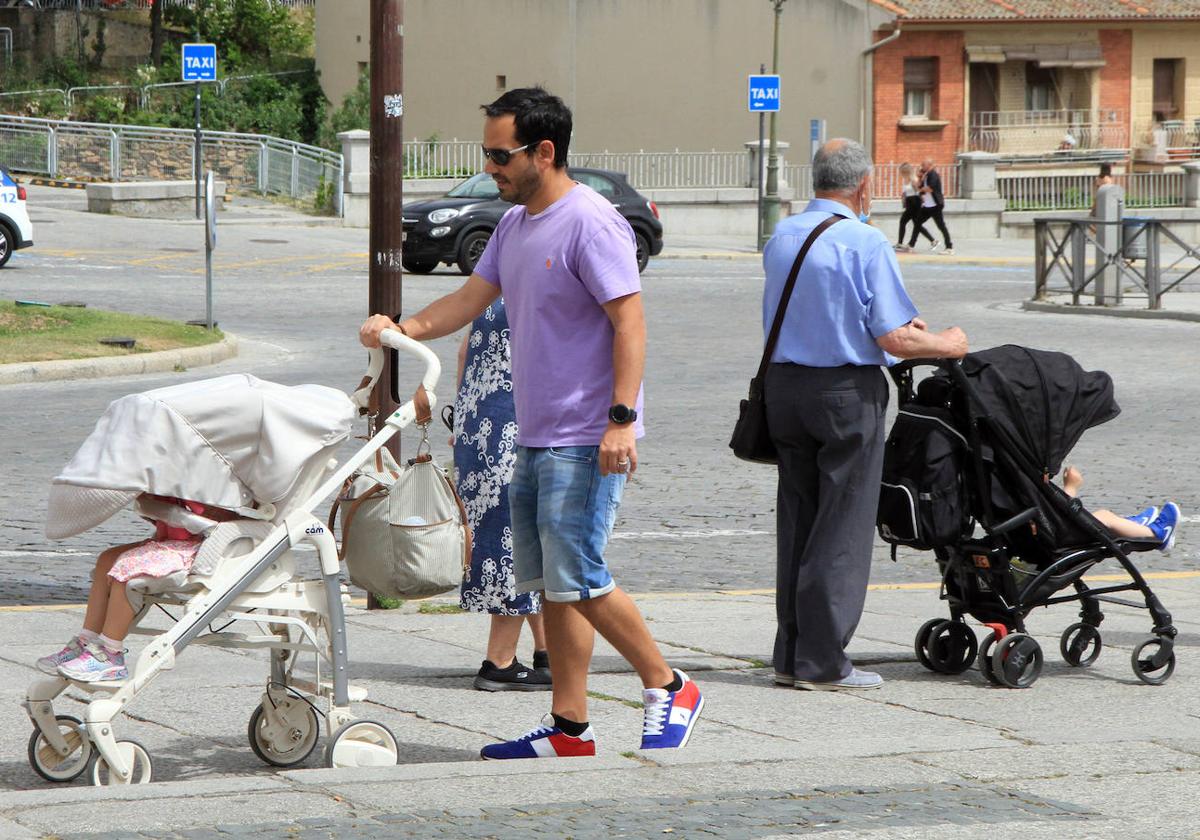 Segovianos pasean a bebés en la plaza de Artillería.