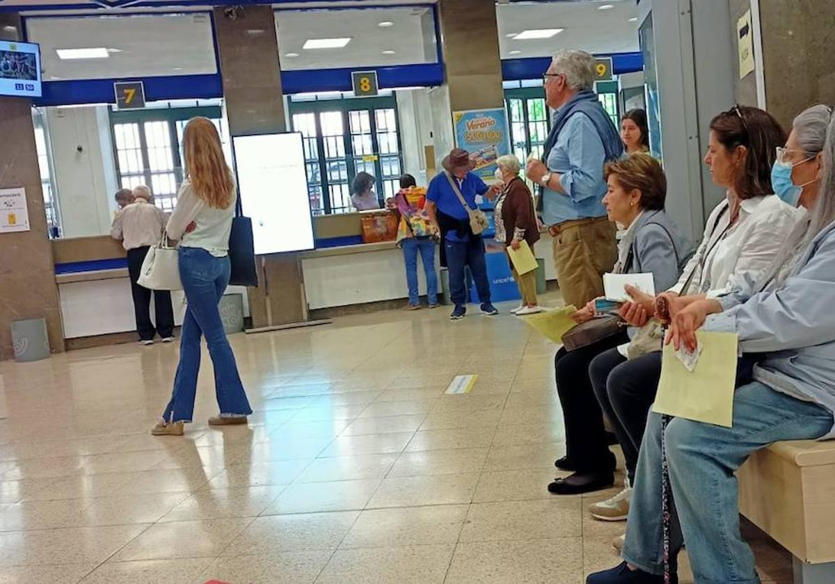 Usuarios este lunes por la mañana en una oficina de Correos de Valladolid capital.