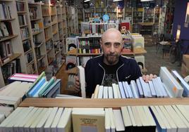 Javier Rodríguez Del Burgo entre las estanterías de su librería en Palencia.