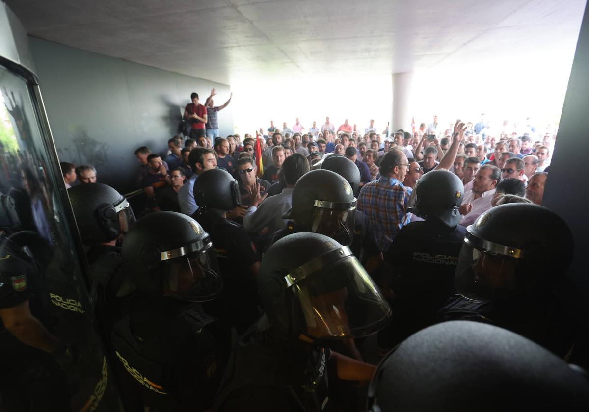 Dos heridos y un detenido en la avalancha de los ganaderos en la sede de la Junta