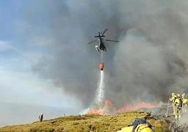 Labores de extinción en el incendio declarado en abril en Candelario.