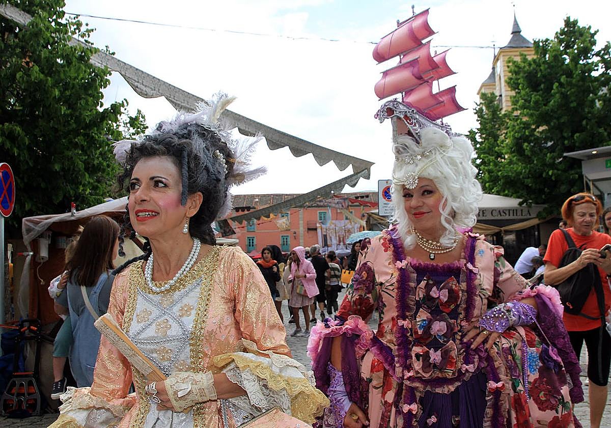 Dos mujeres con atuendos del Barroco, este fin de semana en La Granja.