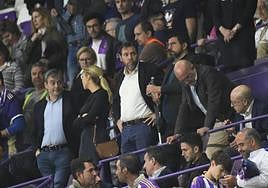 Óscar Puente, orillado a un lado del palco, mira a la zona donde estaba sentado Ronaldo.