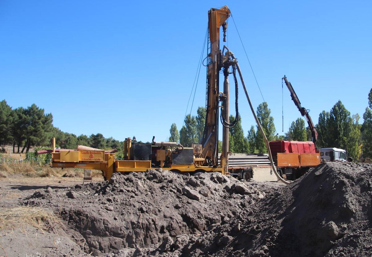 Perforaciones en el cauce del río Cega para captar agua en la zona de Cuéllar.