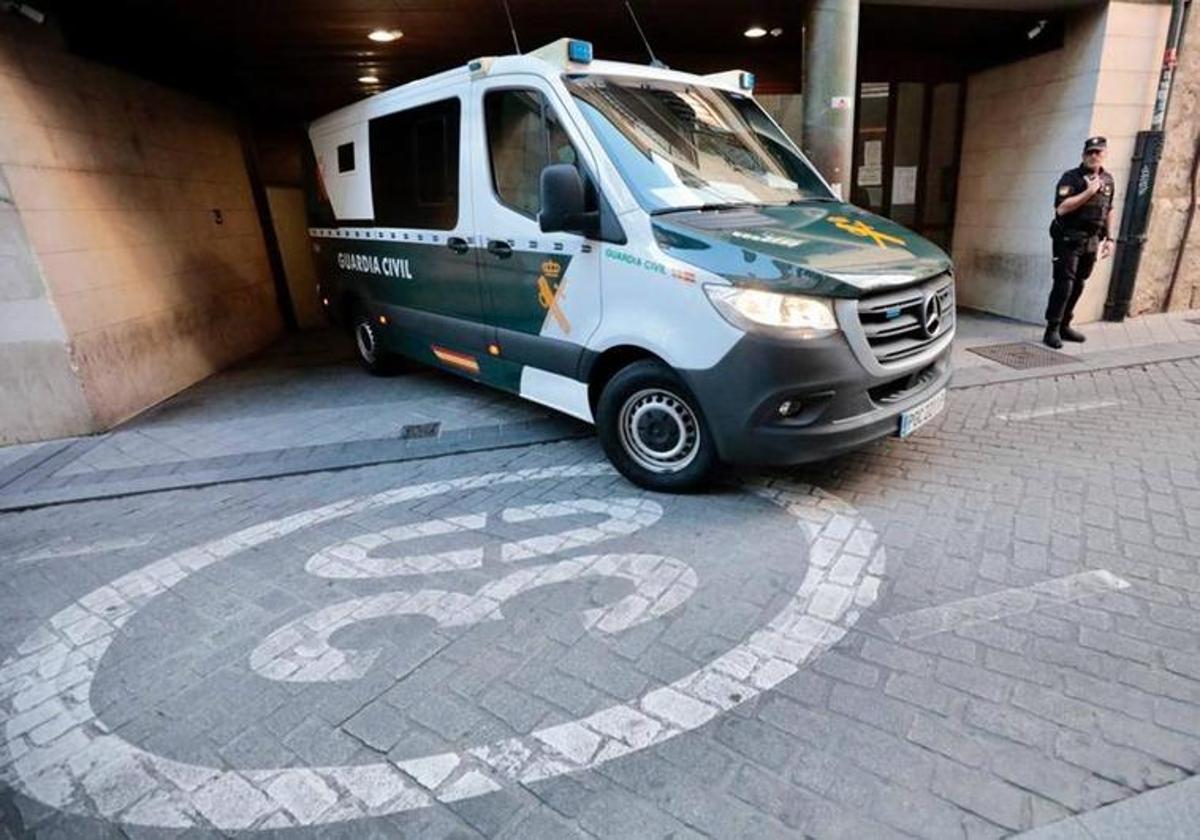 Salida del furgón de la Guardia Civil de los juzgados camino del centro penitenciario el pasado 4 de mayo.