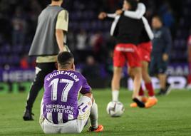 Roque Mesa, desde el suelo, se tapa la cara.