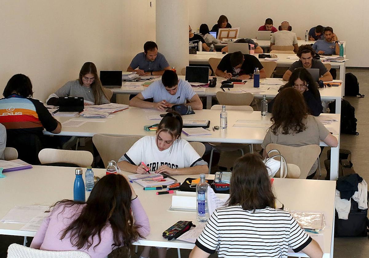 Multitud de personas estudian en una de las salas de la ciudad.