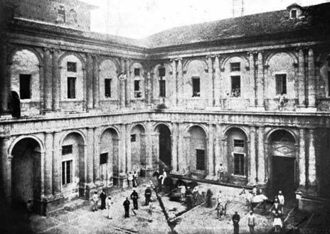 Imagen secundaria 1 - Arriba, el patio de la Hospedería, utilizado como cuartel. Debajo, a la izquierda, el Patio Herreriano entre 1900 y 1902. A la derecha, la iglesia de San Benito a principios del siglo XX.